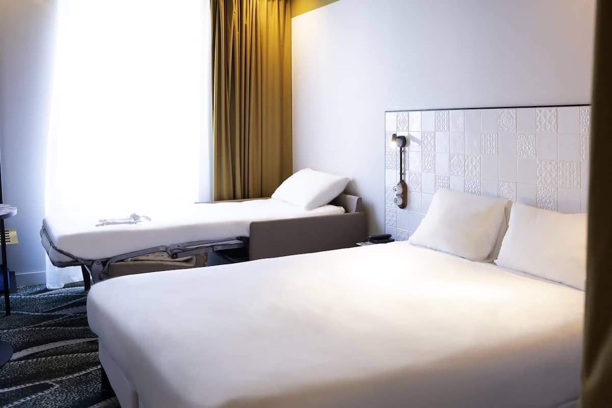 Triple Room, Multiple Beds | Desk, soundproofing, free cribs/infant beds, free WiFi