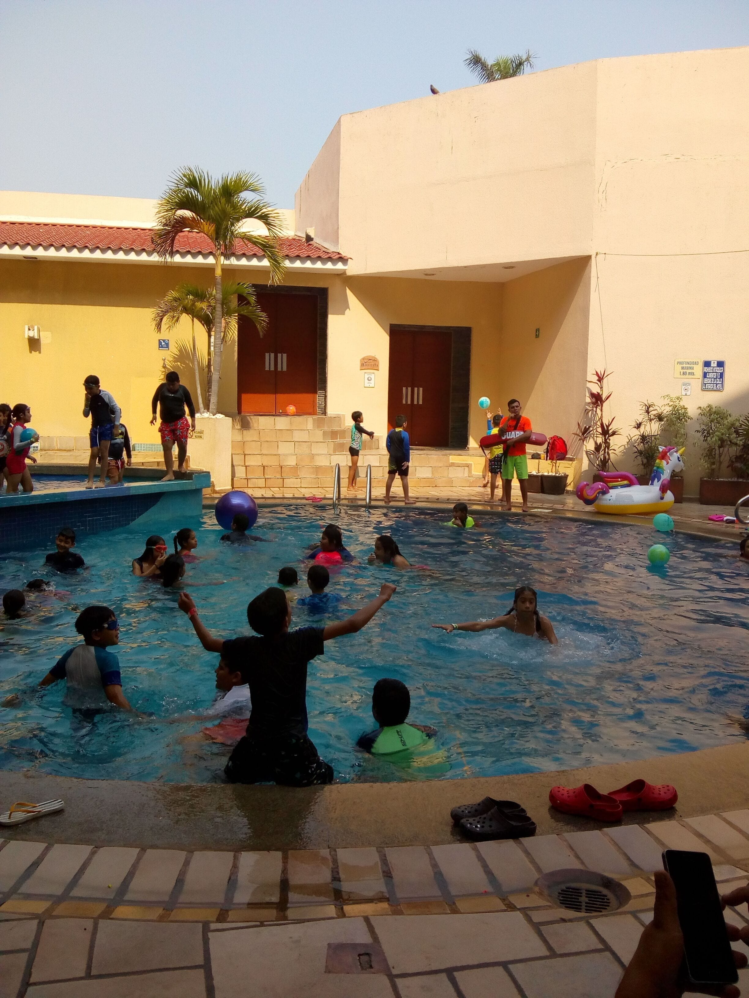 室外游泳池，09:00 至 21:00 开放，池畔遮阳伞，日光浴躺椅