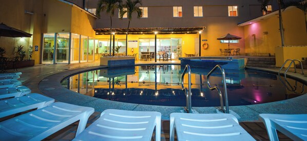 Outdoor pool, open 9:00 AM to 9:00 PM, pool umbrellas, sun loungers - Hotel Hostal de Cortes (Veracruz)
