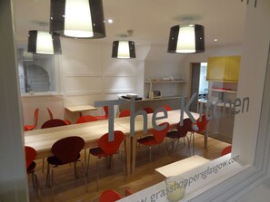 Petit déjeuner et dîner servis sur place, spécialités Cuisine locale