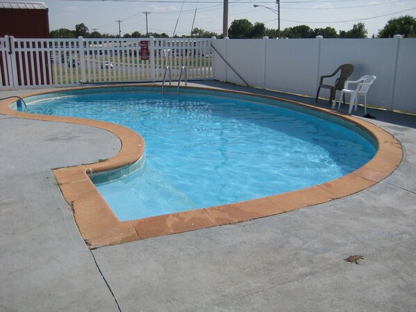 Pool - Guest House Motel (Chanute)