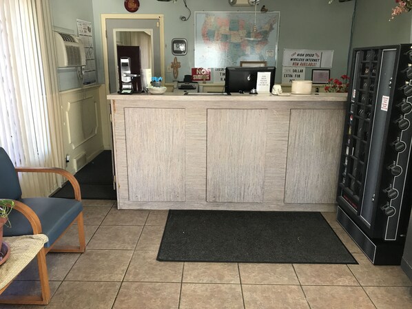 Lobby - Guest House Motel (Chanute)