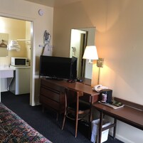 一张大床（无烟房） | 熨斗/熨板、免费 WiFi、床单、闹钟