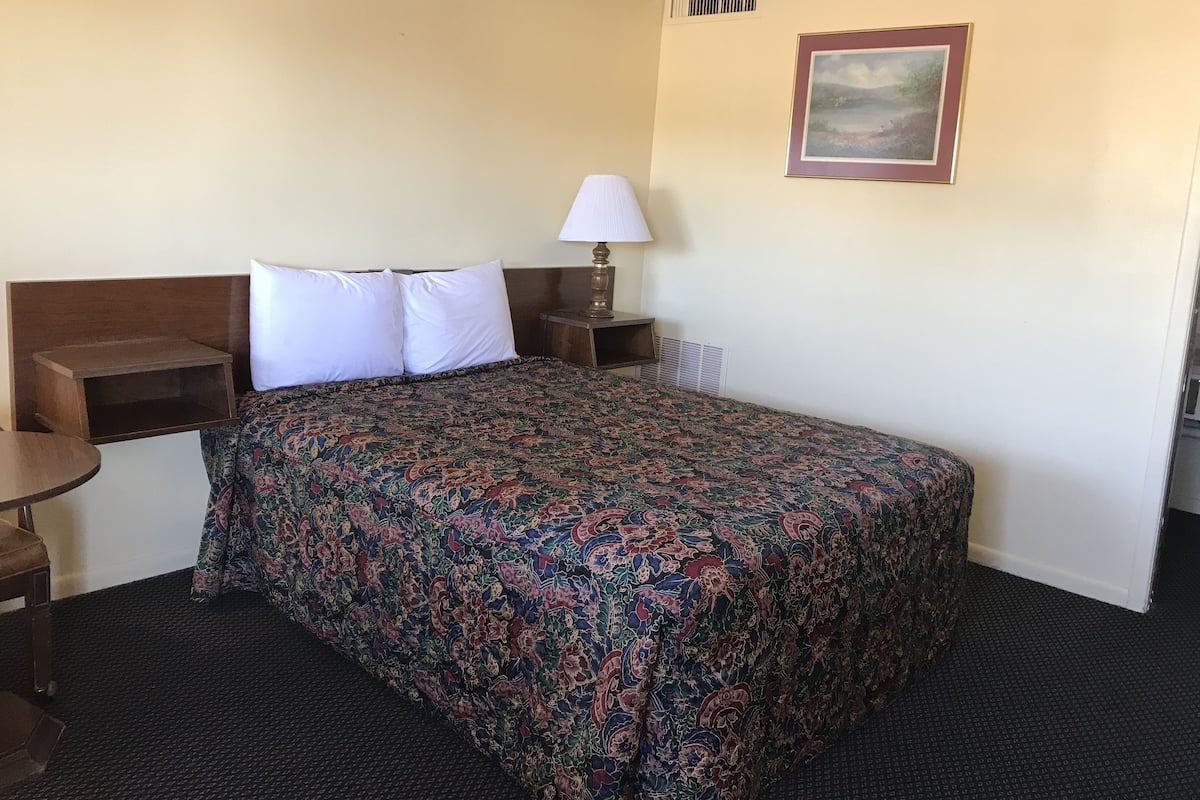 One queen bed non smoking