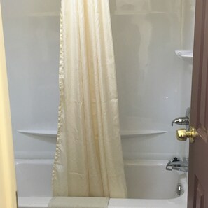 Combined shower/tub, hair dryer, towels - Guest House Motel (Chanute)