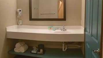 Standardzimmer, 1 King-Bett, Nichtraucher | Badezimmer | Duschwanne, kostenlose Toilettenartikel, Haartrockner, Handtücher