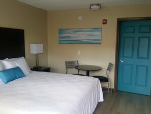 Standardrum - 1 kingsize-säng - icke-rökare | Sängtillbehör av högsta kvalitet och mörkläggningsgardiner