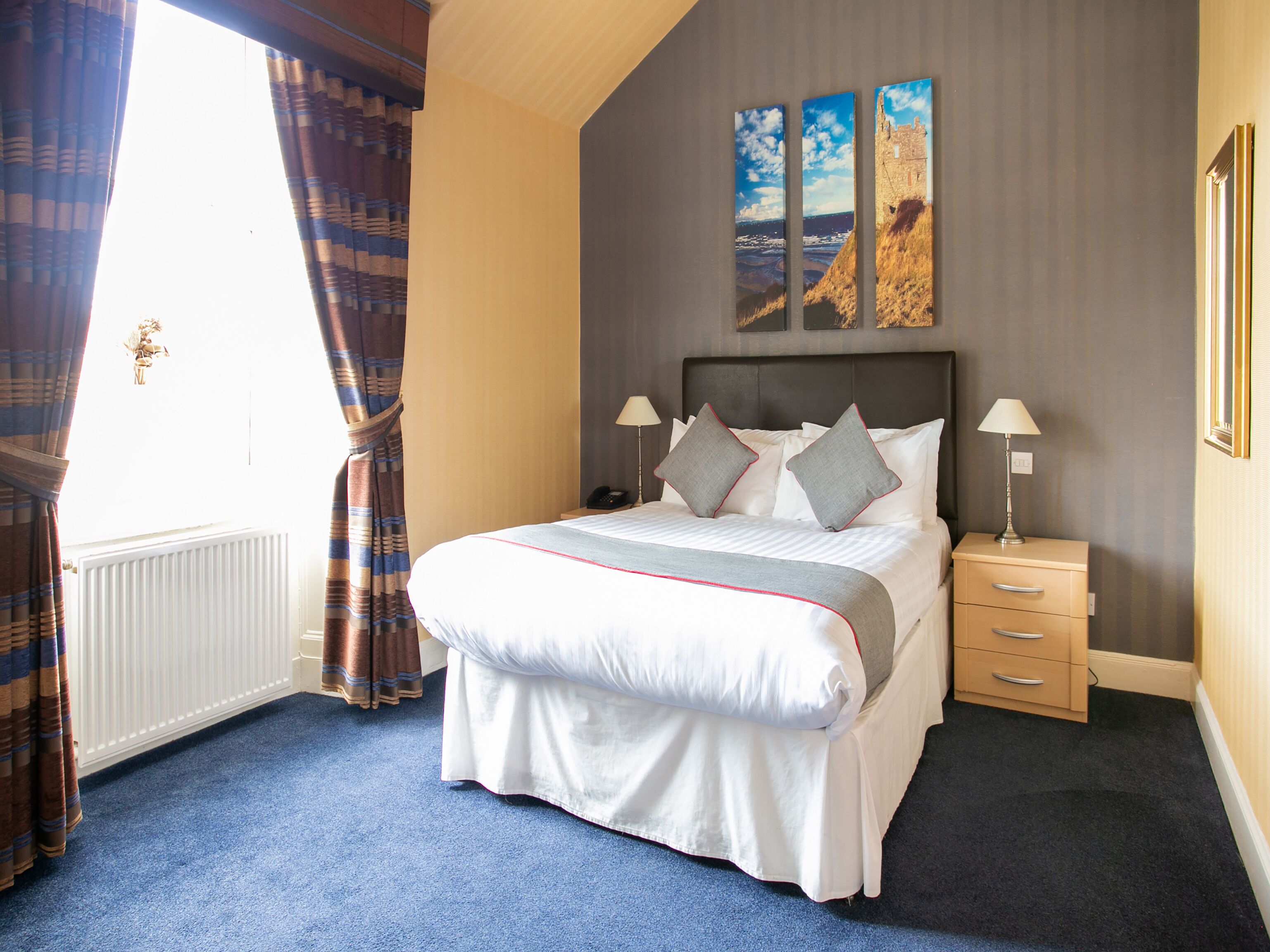 Habitación Deluxe doble, 1 cama doble | Decoración individual, escritorio, wifi gratis y ropa de cama