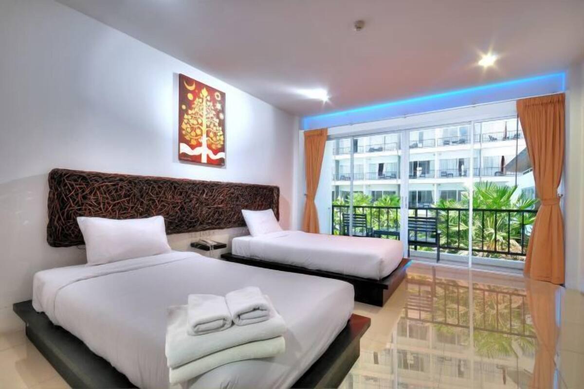 Minibar, desk, WiFi (free), bed sheets
