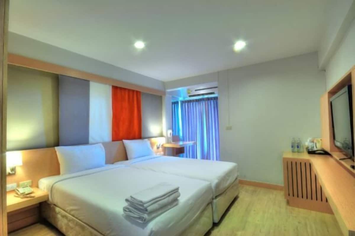 Minibar, escritorio, wifi gratis y ropa de cama