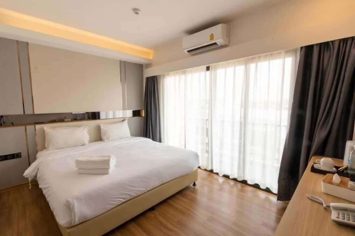 Minibar, escritorio, wifi gratis y ropa de cama