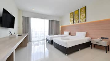 Habitación Deluxe, vista a la alberca | Minibar, escritorio, wifi gratis y ropa de cama