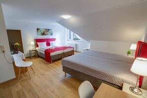 客房内保险箱、特色装修、特色家居、办公桌