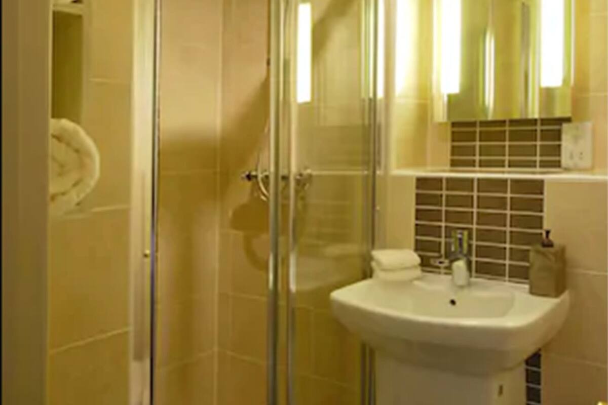 1 habitación, ropa de cama de alta calidad, escritorio y wifi gratis 