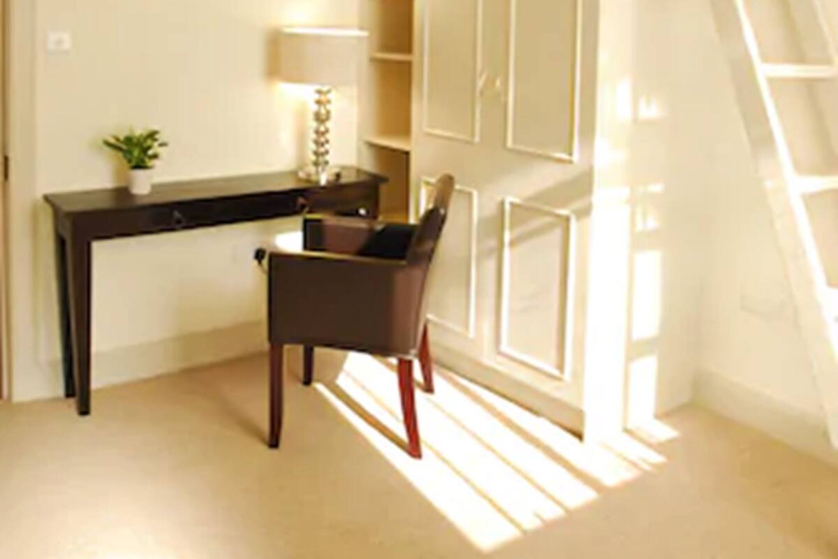 Loft, 1 cama matrimonial, baño en la habitación (bed on mezzanine) | Área de sala de estar | Televisión LED 
