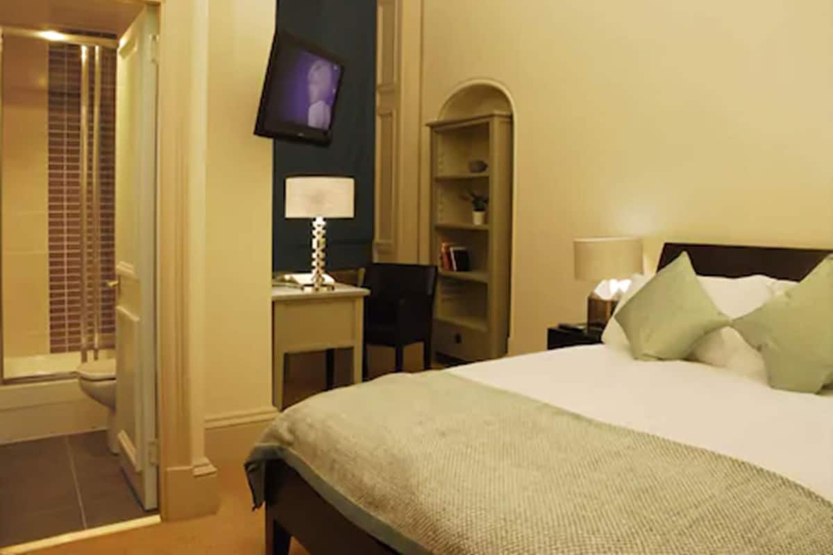 1 slaapkamer, luxe beddengoed, een bureau, gratis wifi