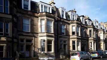 Vista frontal de la propiedad