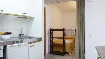 Fridge, oven, stovetop, cookware/dishes/utensils