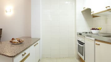 Fridge, oven, stovetop, cookware/dishes/utensils
