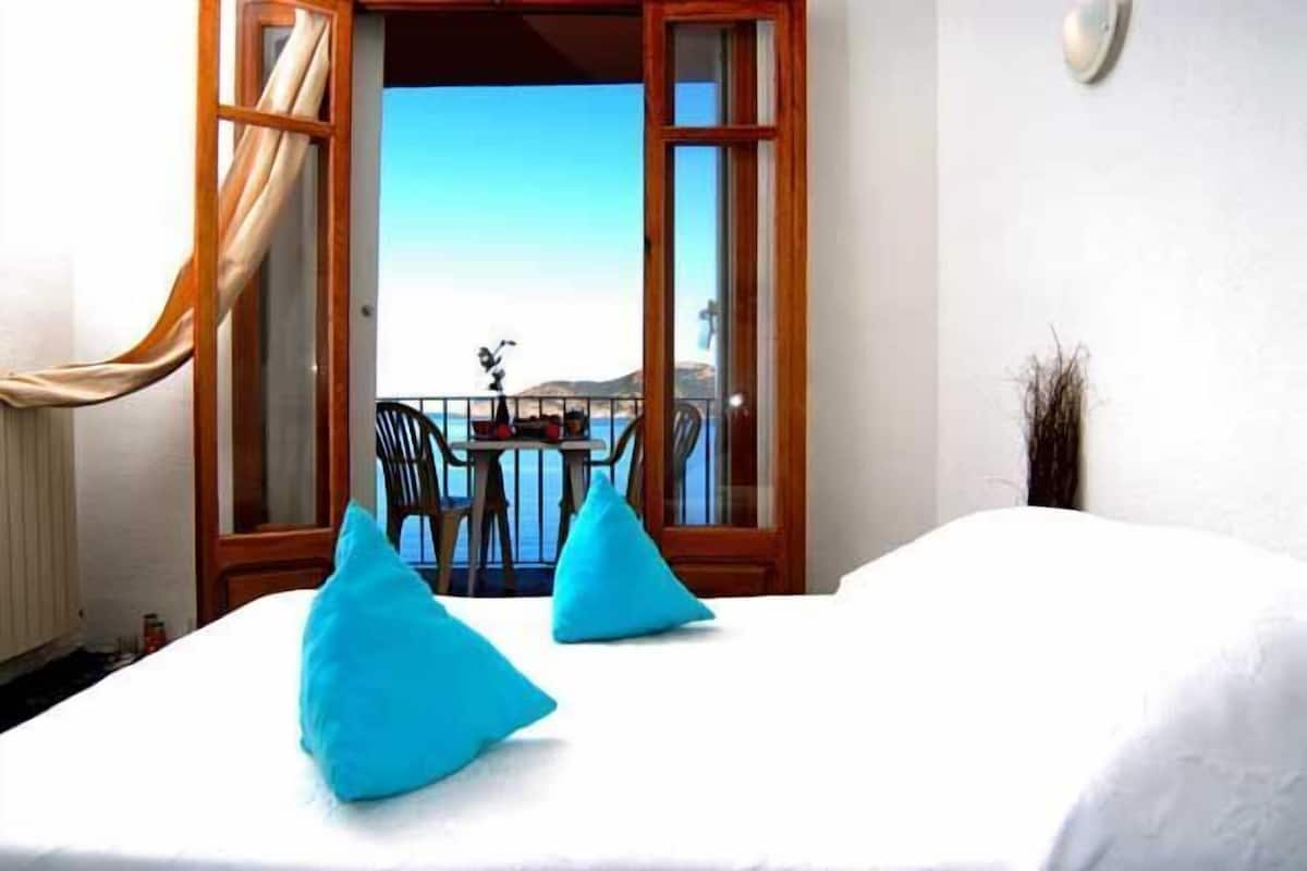 Superior tweepersoonskamer, 1 tweepersoonsbed, balkon, uitzicht op zee | Een bureau, geluiddichte muren, gratis wifi, beddengoed