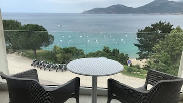 Tripla Superior, 1 letto queen con divano letto, balcone, vista mare | Vista dalla camera