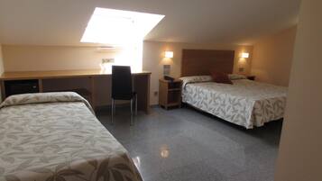 Minibar, caja fuerte, escritorio y Internet por cable gratuito