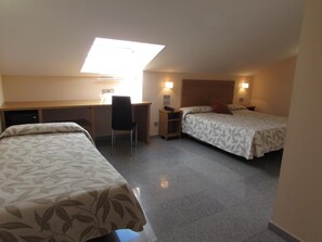 Minibar, in-room safe, desk - Hotel Palacio de Asturias (Oviedo)