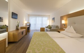 Junior suite, balkon, uitzicht op vallei | Luxe beddengoed, een kluis op de kamer, een bureau, extra bedden