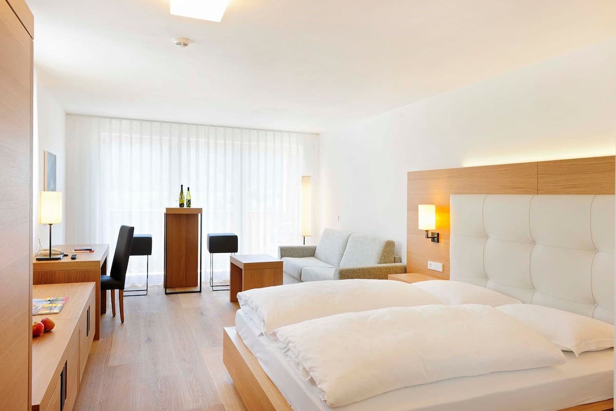 Suite junior, balcón, vista al valle | Ropa de cama de alta calidad y caja de seguridad en la habitación