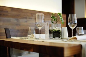 Breakfast, lunch and dinner served - Wander- und Bikehotel Vinschgerhof (Silandro)