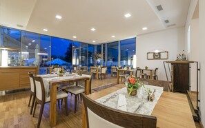 Phục vụ bữa sáng, bữa trưa, bữa tối, đặc sản vùng 