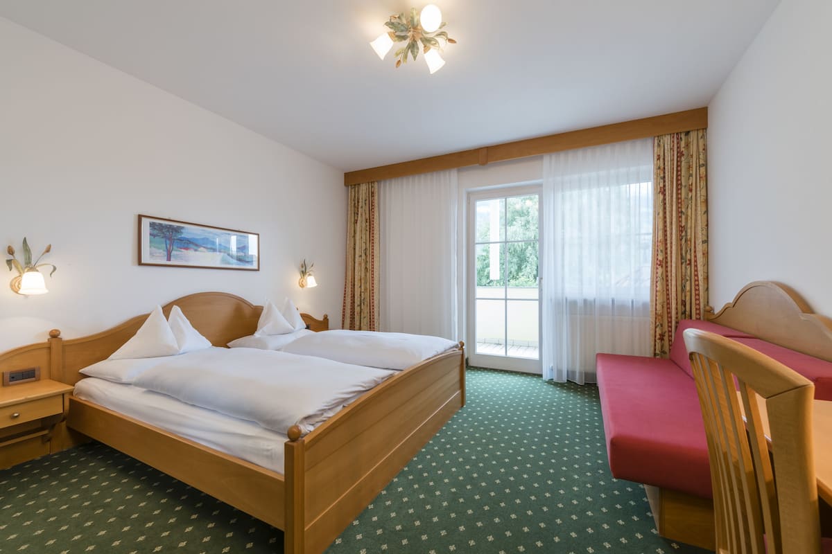Habitación doble clásica, balcón, vista a la montaña | Ropa de cama de alta calidad y caja de seguridad en la habitación