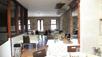 Se sirven almuerzos y cenas, cocina local
