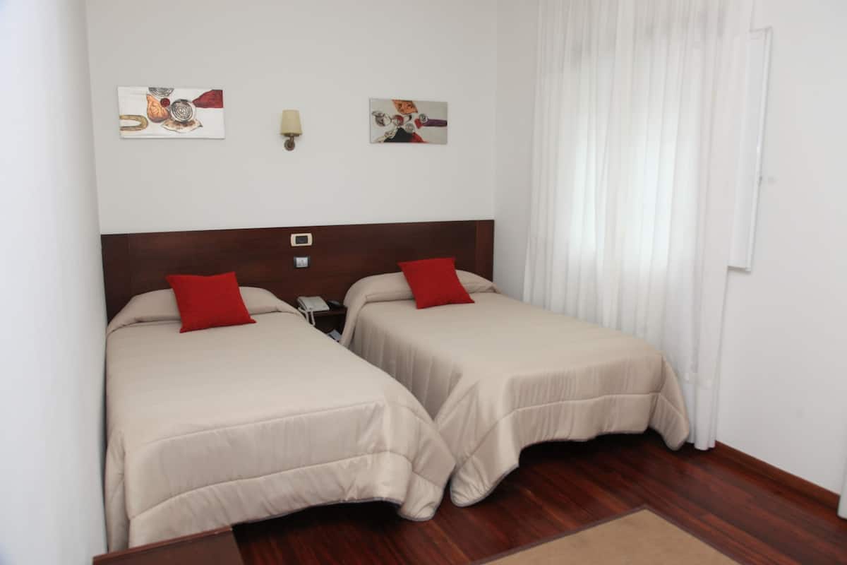Camera con letto matrimoniale o 2 letti singoli | Una cassaforte in camera, una scrivania, tende oscuranti
