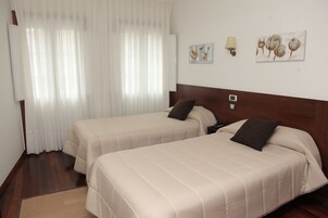 Habitación con 1 cama doble o 2 individuales | Caja fuerte, escritorio, cortinas opacas y cunas gratuitas