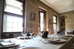 Se sirven almuerzos, cenas y cocina local 