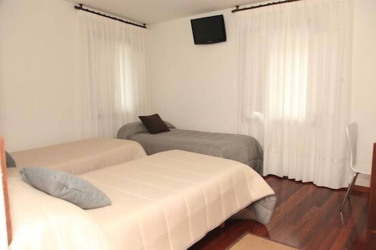 ห้องทริปเปิล | ตู้นิรภัยในห้องพั ก, โต๊ะทำงาน, ผ้าม่านกันแสง, เปล/เตียงเด็กอ่อน (ฟรี)