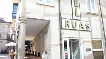 Vista frontal de la propiedad