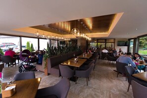 Free daily cooked-to-order breakfast  - Porto Hotel (Plunge)