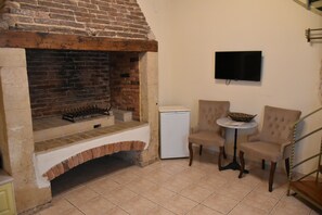 Maisonette | Living area | 22-inch plasma TV with satellite channels, TV - Odos Oneiron Boutique Hotel (Chania)