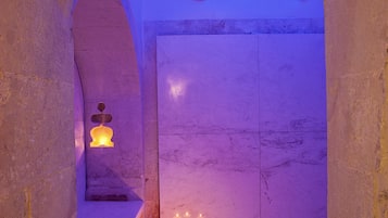 Een Turks bad/hammam, lichaamsbehandelingen, diepe bindweefselmassages