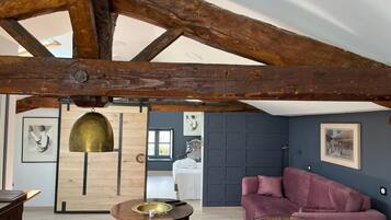 Deluxe Apartment, Ensuite, City View (Le loft des consuls) | Lounge