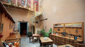 Un interior acogedor con una escalera en espiral, muebles de madera y una zona de bar.