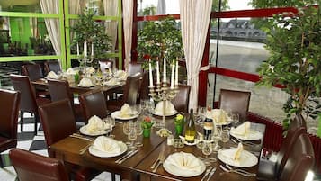 Petit déjeuner, déjeuner, dîner et brunch servis sur place