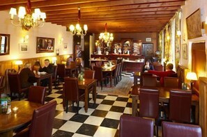 Se sirven desayunos, comidas y cenas con vista al jardín