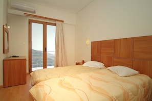 Egyptian cotton sheets, premium bedding, minibar, in-room safe