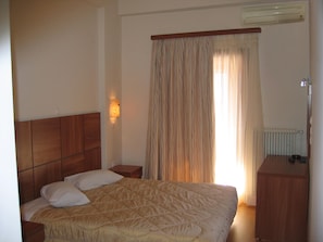 Single Room | Egyptian cotton sheets, premium bedding, minibar, in-room safe