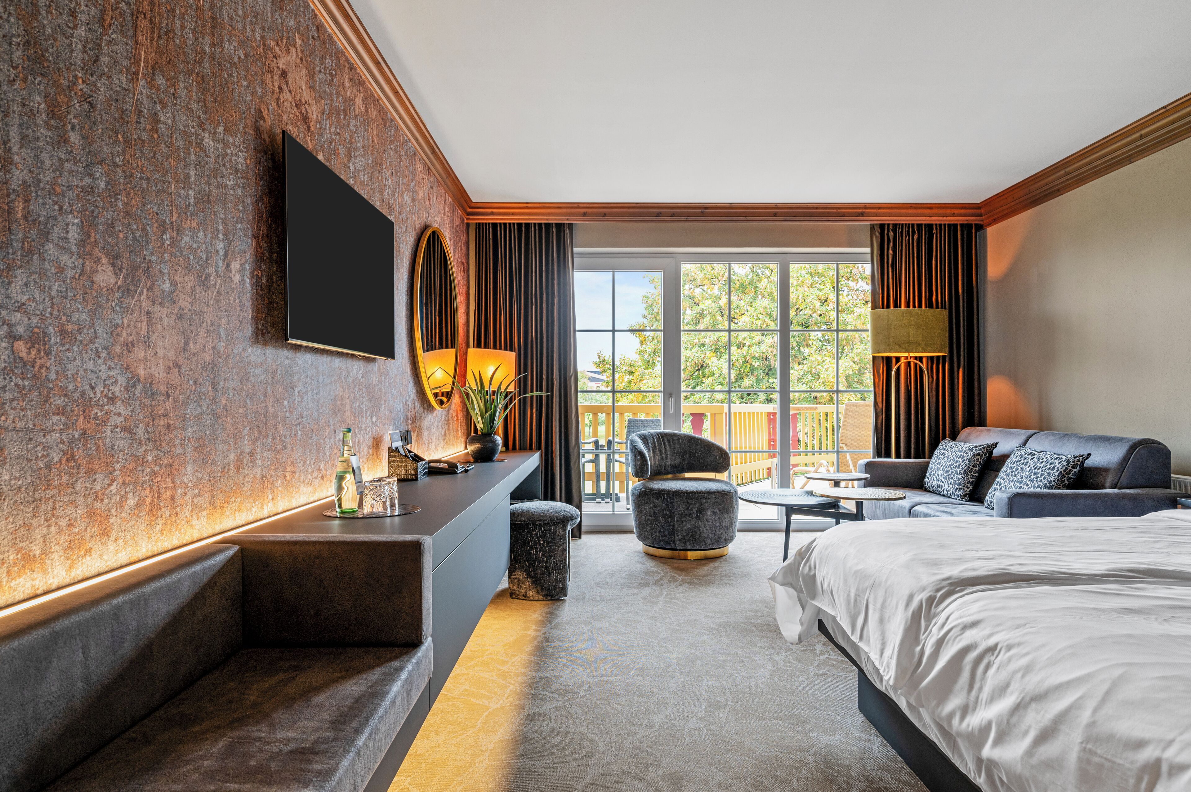 Superior room modern with balcony | เครื่องนอนระดับพรีเมียม, ตู้นิรภัยในห้องพัก, โต๊ะทำงาน