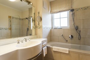 Regendusche, kostenlose Toilettenartikel, Haartrockner, Bademäntel