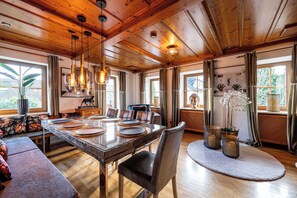 Chalet Kitzbuehel - Grand Lodge | Ruokailu omassa huoneessa